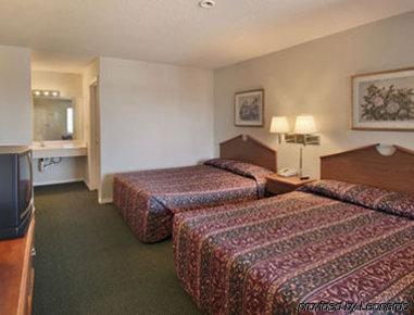 Summit Inn Hempstead Room photo
