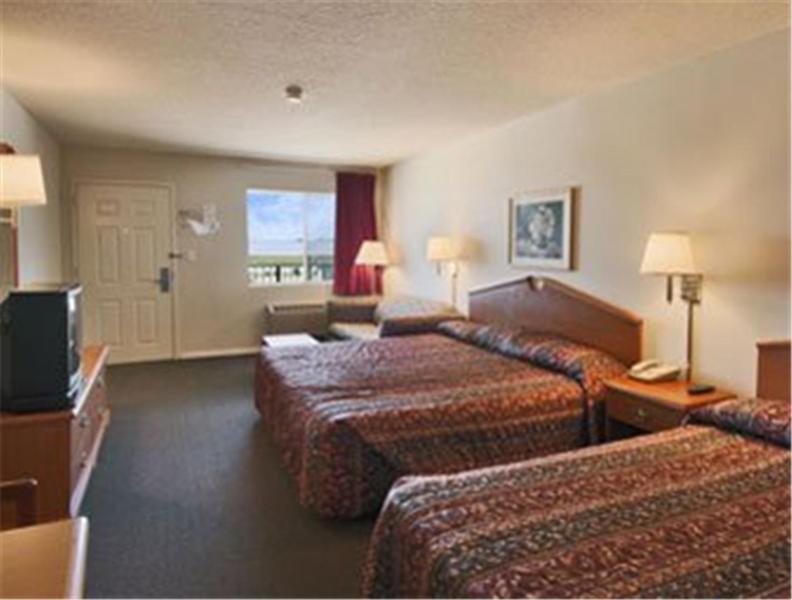Summit Inn Hempstead Room photo